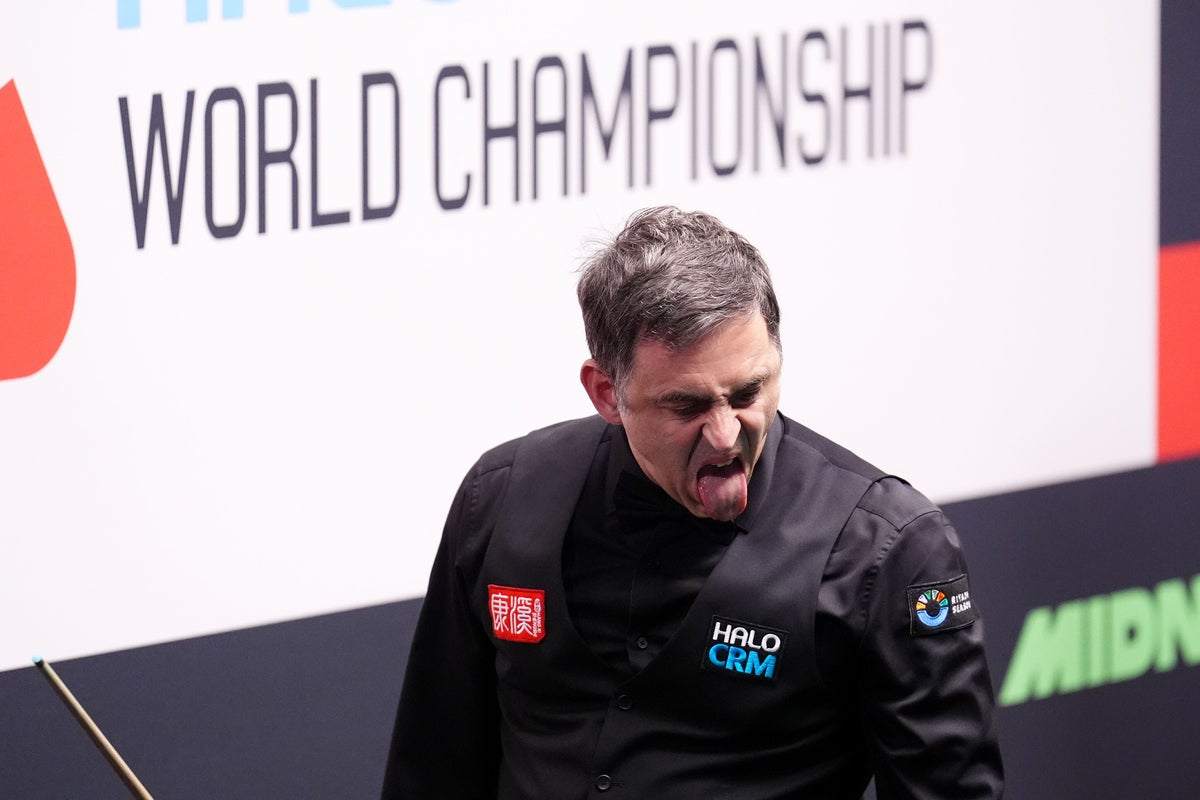 John Higgins battles back to frustrate Ronnie O’Sullivan in tense Crucible clash