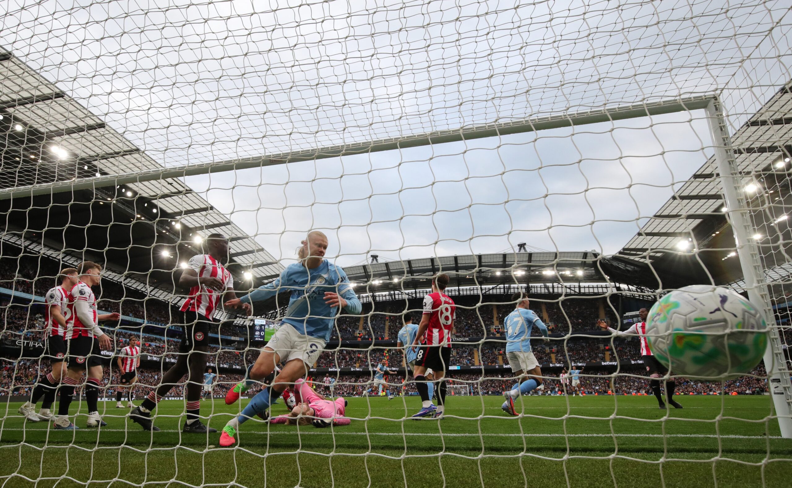 Man City keep pressure on Arsenal in Premier League title race