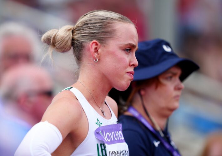 Keely Hodgkinson pulls out of 400m final at UK championships moments before race