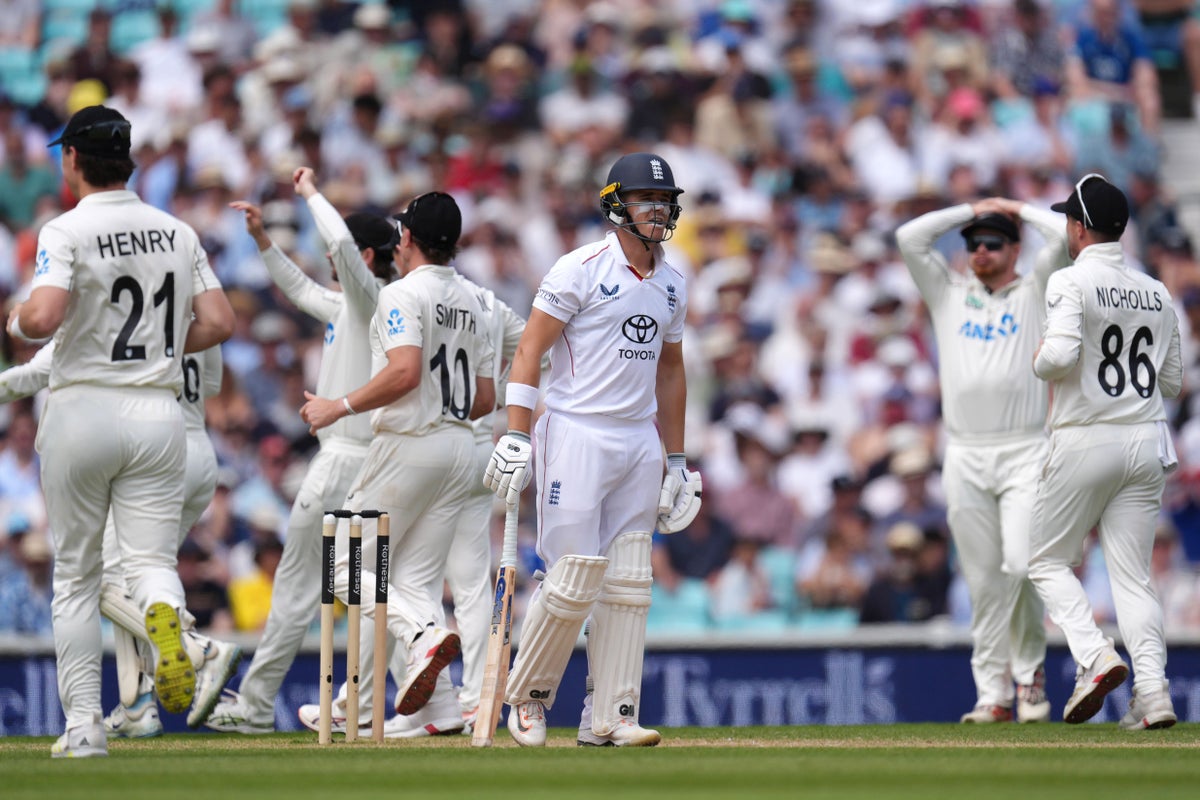 England top order collapses as New Zealand take control of second Test