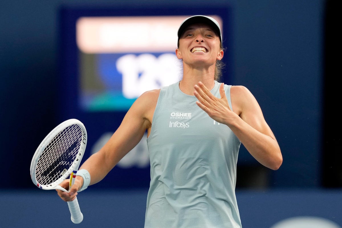 Iga Swiatek breaks title drought with victory over Elena Rybakina in Toronto