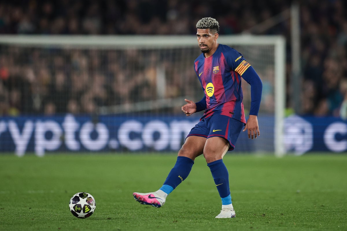 Liverpool given boost in defence as Barcelona star Ronald Araujo joins on loan